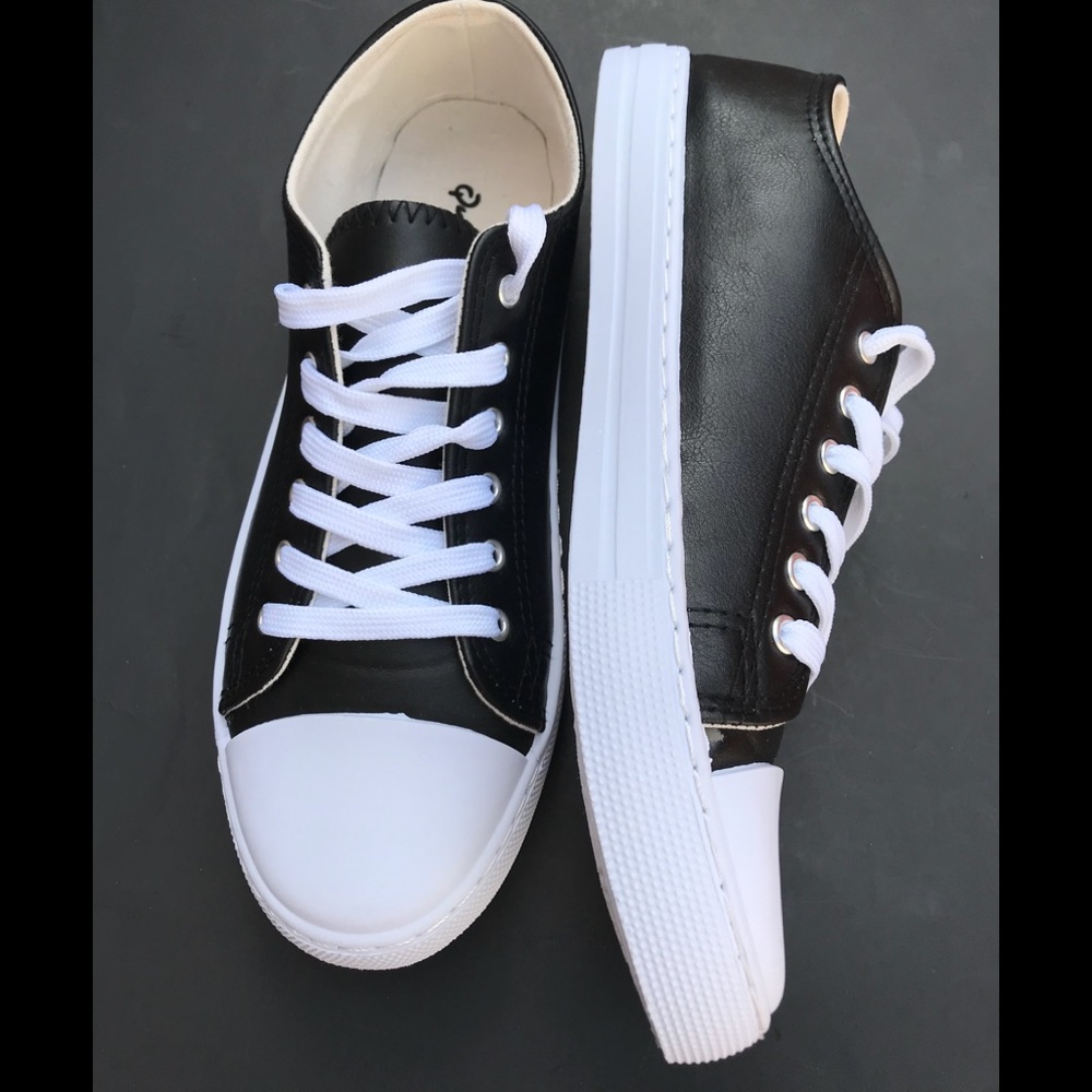 QUPID WOMEN’S BLACK PU LACE UP SNEAKERS